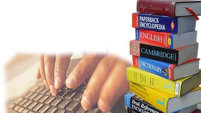 imagen de persona traduciendo y diccionarios